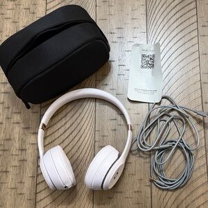 Beats Solo 4 Cloud Pink On-Ear Headphones with Carrying Case